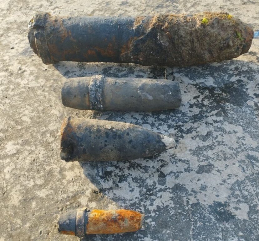 В СЕВАСТОПОЛЕ В МОРЕ ОБНАРУЖИЛИ НЕСКОЛЬКО БОЕПРИПАСОВ ВРЕМЕН ВОВ